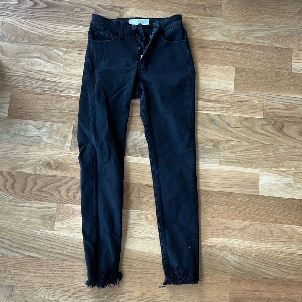 Kansan signature Buckle exclusive black jeans w/ distressed ankles